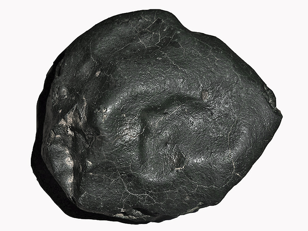 Frissen hullott kondrit meteorit, regmaliptekkel, lekerekített élekkel, fekete olvadási kéreggel és kontrakciós repedésekkel.