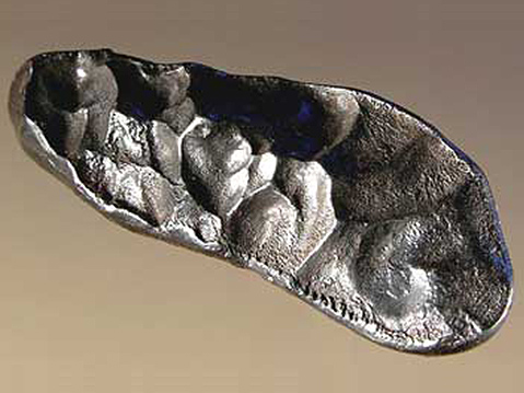 Peremeken hangsúlyos "ajakrúzsozáshoz" hasonló lefolyásnyomok angolul "roll-over lips") és regmaliptek, melyek körbeölelik a meteorit peremét. Ritka de tipikus meteorit jellemző.